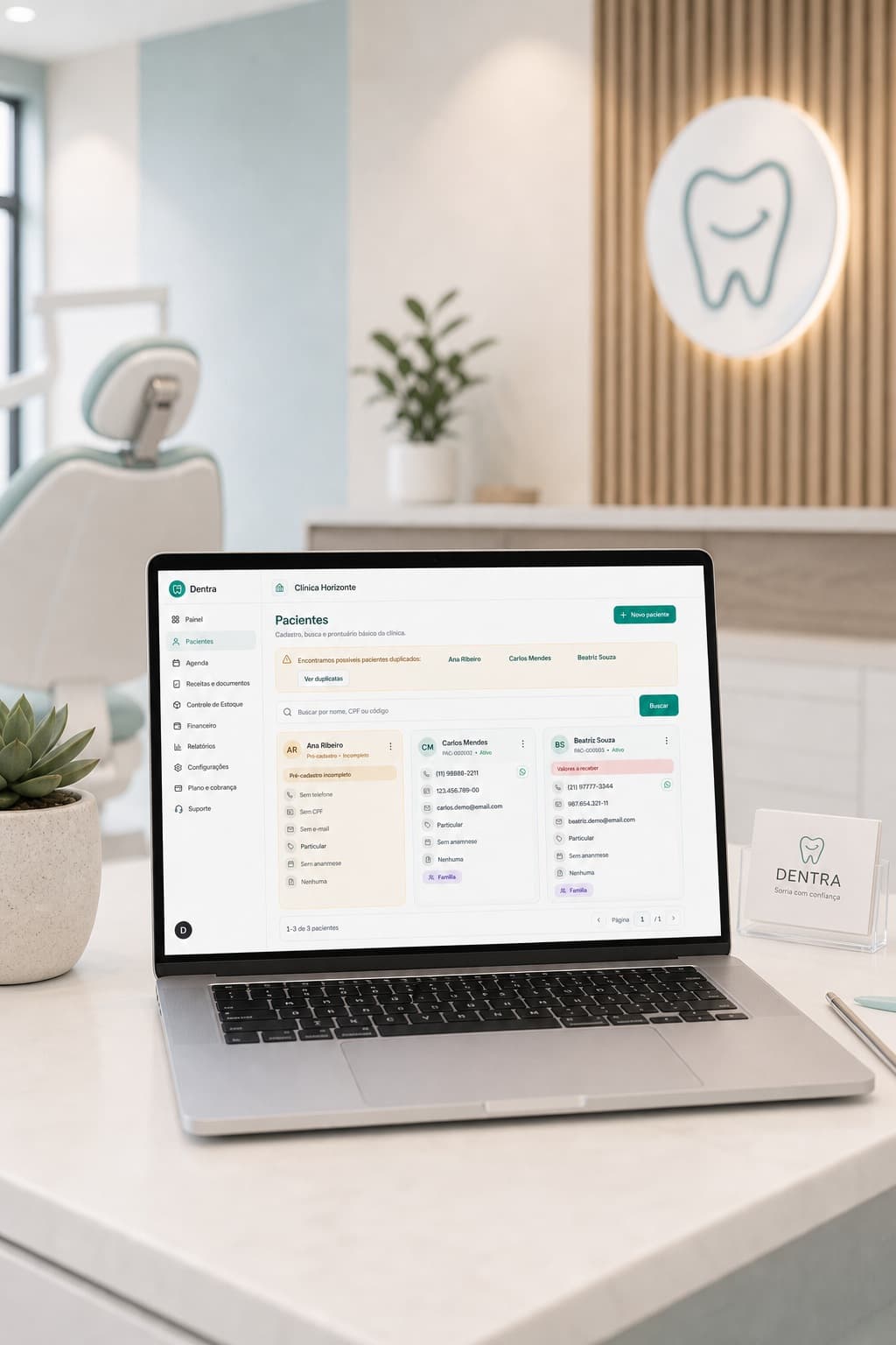 Consultório com laptop aberto na lista de pacientes do Dentra